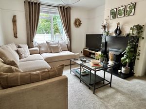 Lounge- click for photo gallery